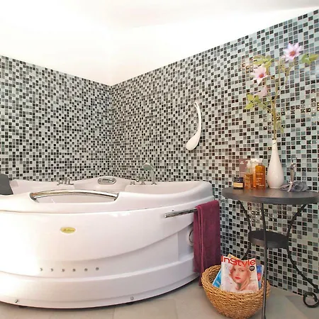 House Kada 1572 펜션 풀라